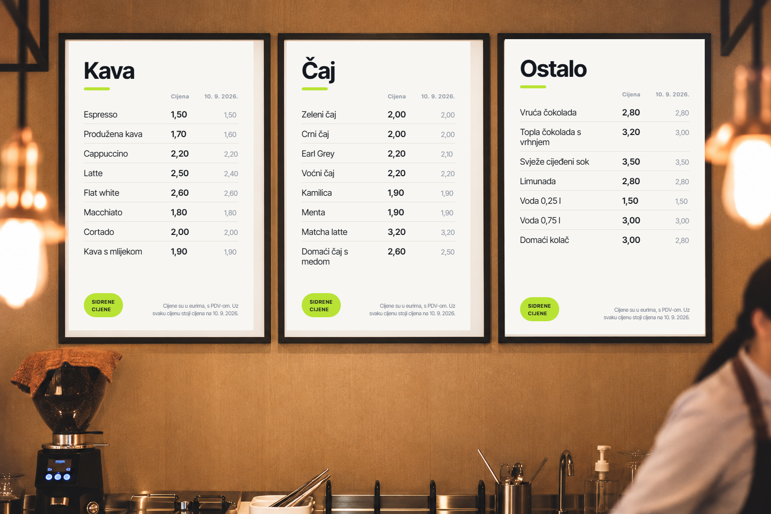 Uokvireni cjenici na zidu kafica s aktualnom i sidrenom cijenom uz svaku stavku